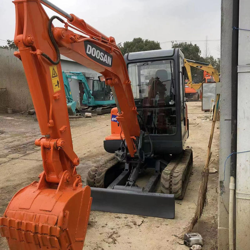 Se vende una excavadora japonesa de 3 toneladas.