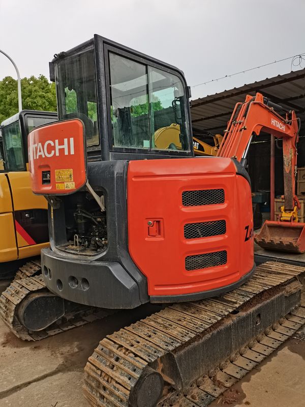Se vende una mini excavadora Hitachi 55U de segunda mano.