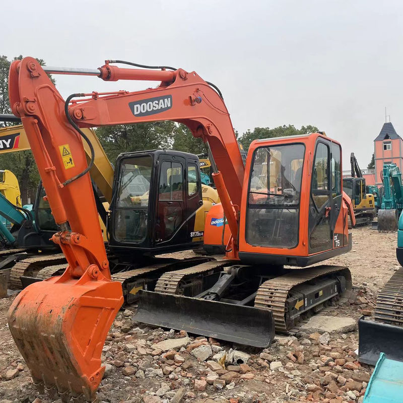 Mini excavadora usada Doosan DX75 excavadora pequeña maquinaria usada de 6 toneladas excavadora de tierra manual excavadora pequeña