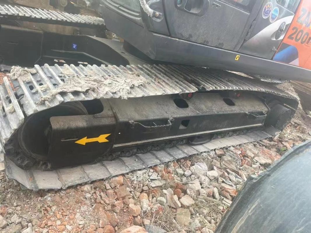 Hay una excavadora usada de Hitachi ZX200 en buen estado para la venta.