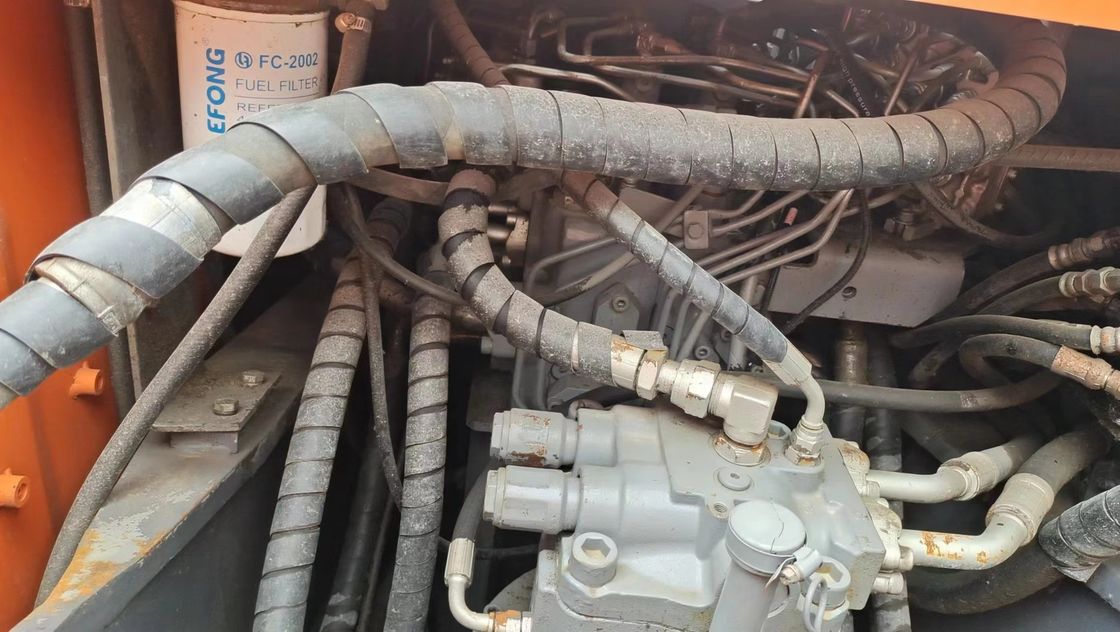 Hay una excavadora usada de Hitachi ZX200 en buen estado para la venta.