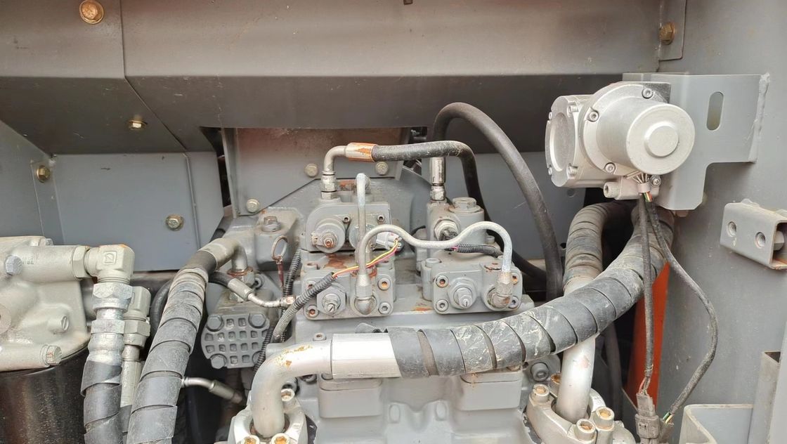 Hay una excavadora usada de Hitachi ZX200 en buen estado para la venta.