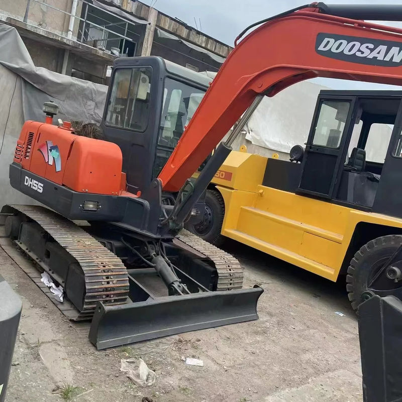 La excavadora original de segunda mano Doushan DH55 está en buen estado fuerte y de mantenimiento sencillo