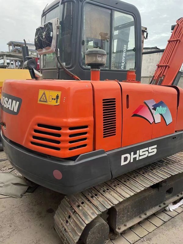 La excavadora original de segunda mano Doushan DH55 está en buen estado fuerte y de mantenimiento sencillo