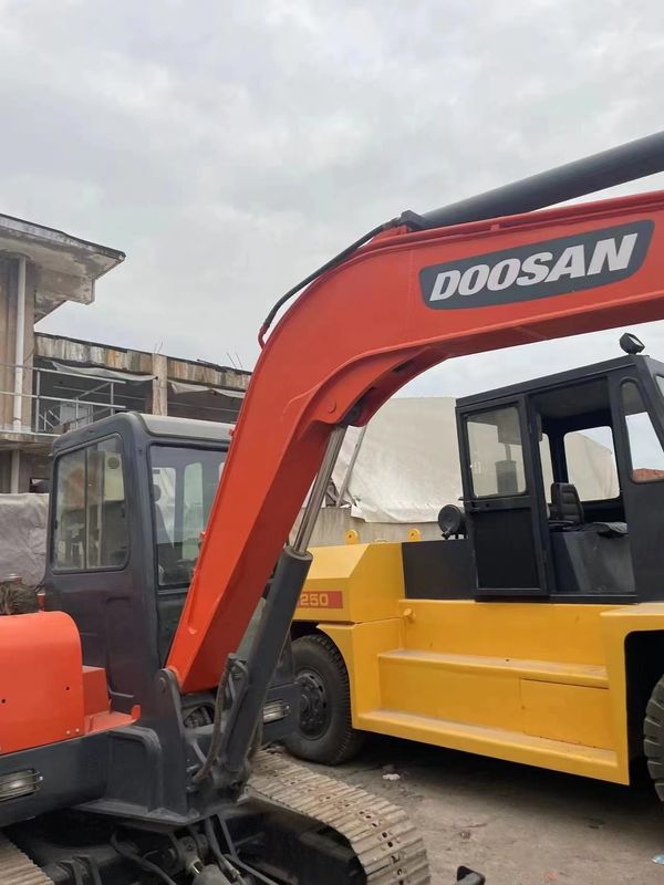 La excavadora original de segunda mano Doushan DH55 está en buen estado fuerte y de mantenimiento sencillo