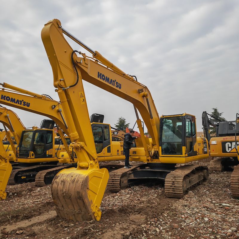 Excavadora usada gran potencia de excavación Komatsu pc 220-8/segundo mano usada excavadora komatsu pc220-8 en venta